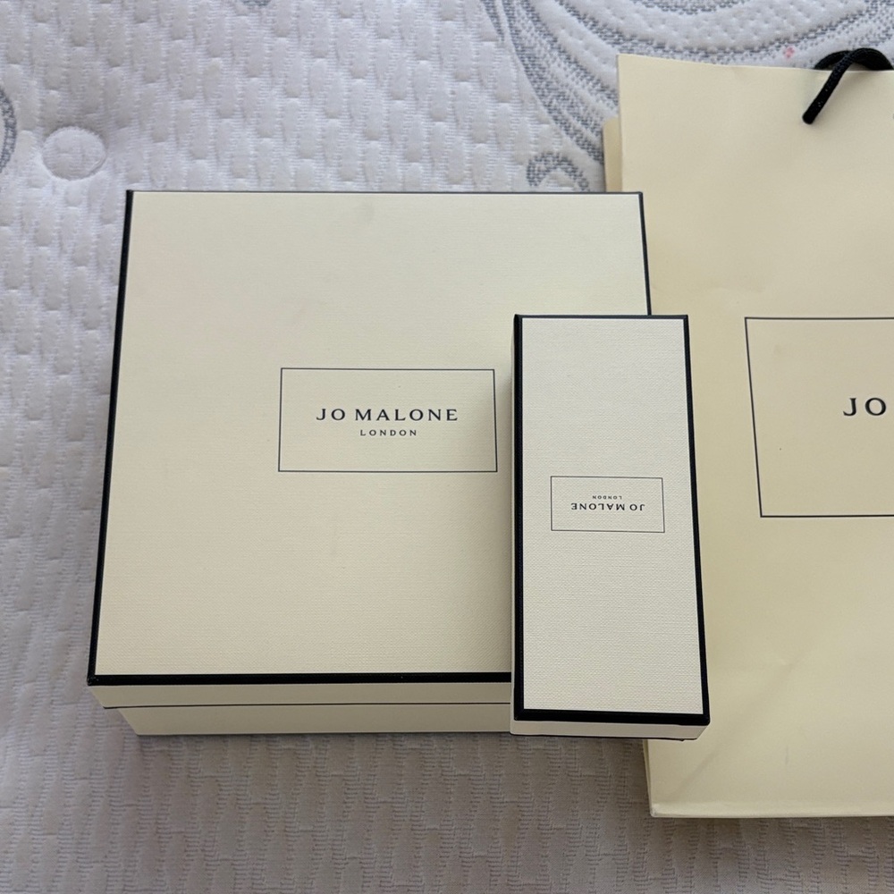 Jo Malone Cream Gift Box and Bag Set - Picture 2 of 3